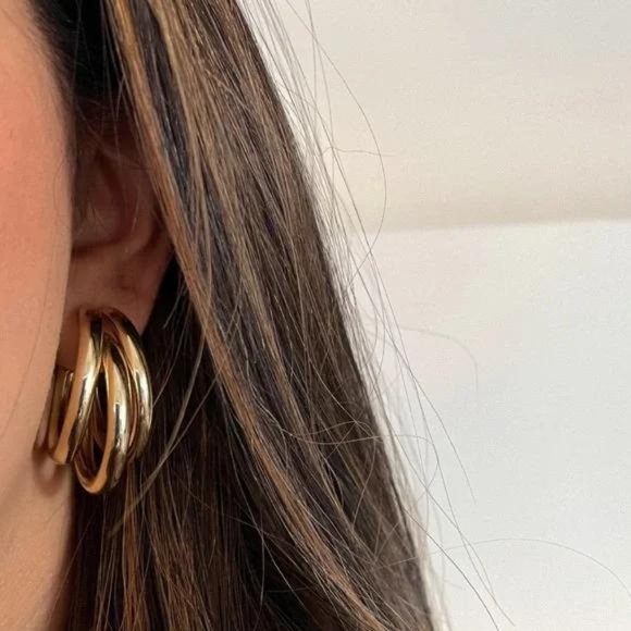 NEW CHUNKY 18K GOLD HOOP EARRINGS, BEAUTIFUL EARRINGS, CUTE EARRINGS. - Picture 2 of 6